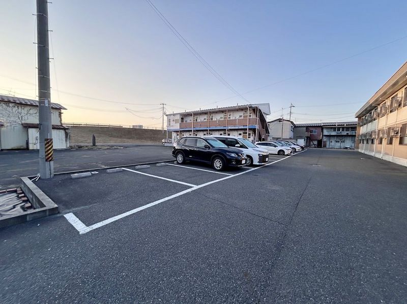 LEONEXT Reve Iwaigawa Bãi đỗ xe