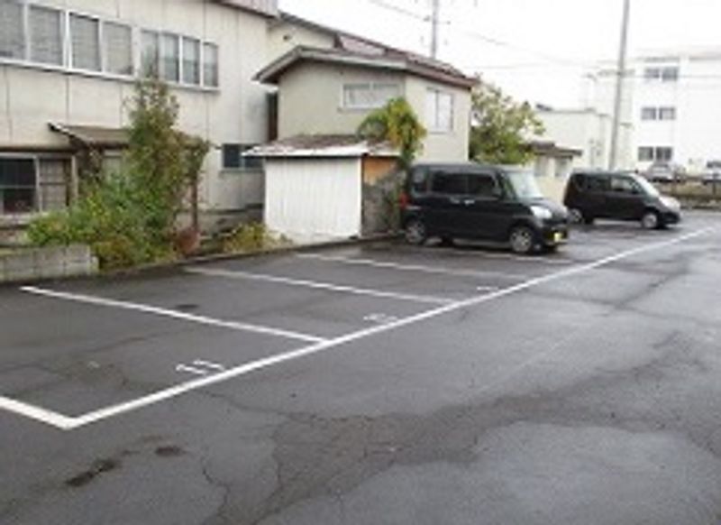 レオパレス春日 駐車場