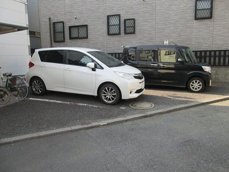 レオパレスエミ 駐車場