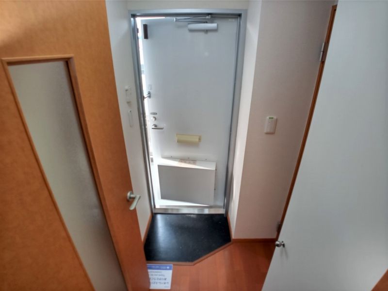 レオパレスルミエール 玄関