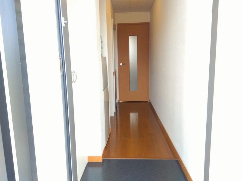 レオパレス花 玄関