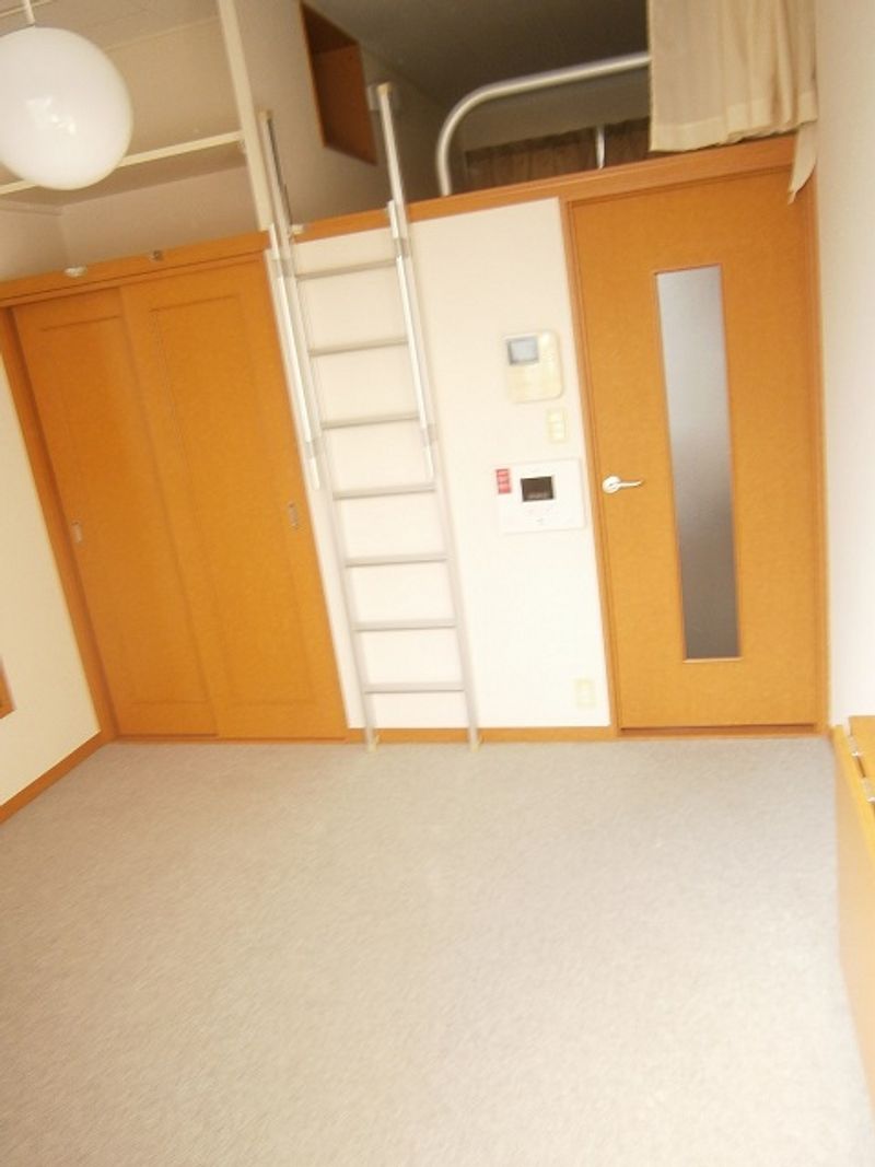 レオパレスカンパーナ 居間