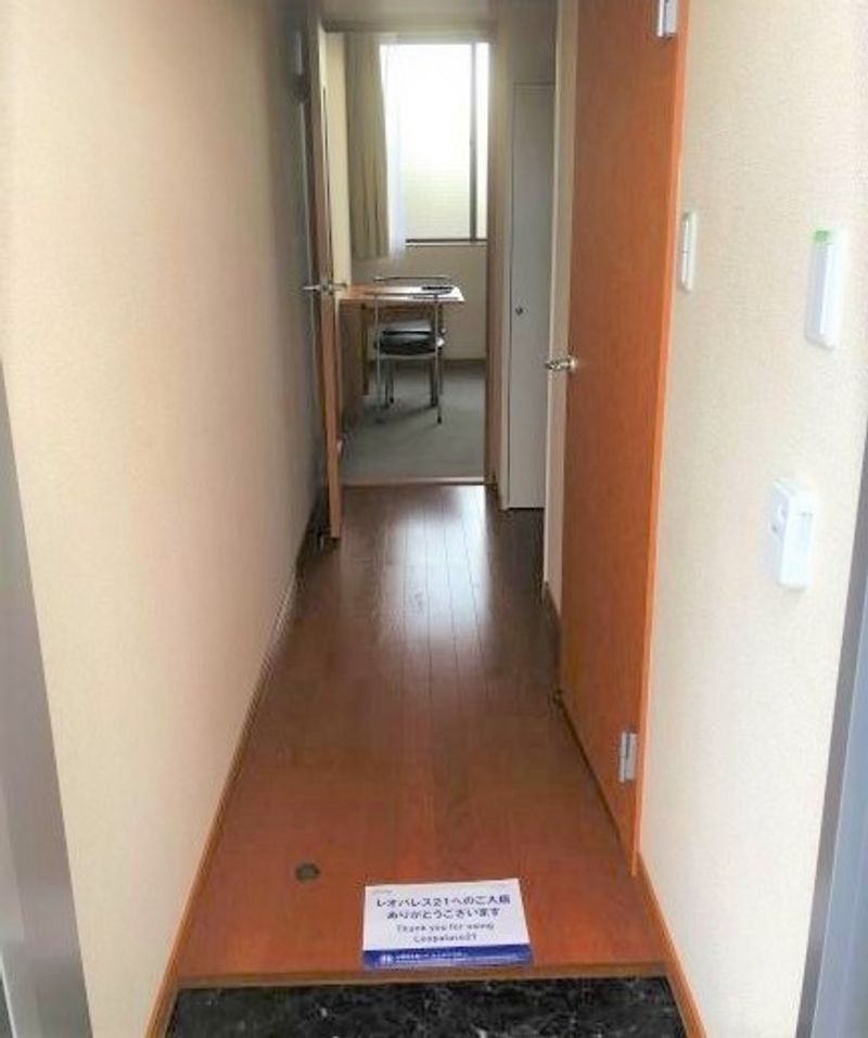 レオパレスグランマ 玄関