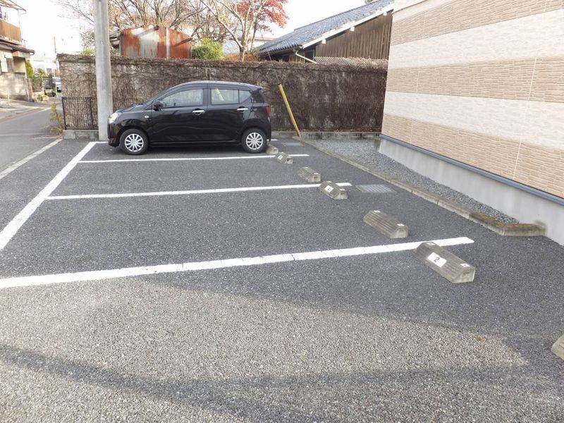 レオパレスシェーン 駐車場