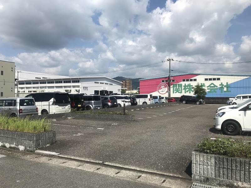 レオパレスアデッソⅢ 駐車場