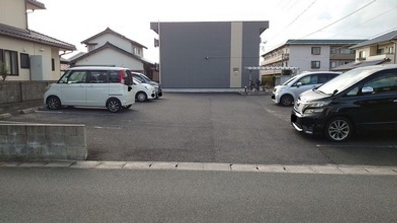 レオパレスマルシェ 駐車場