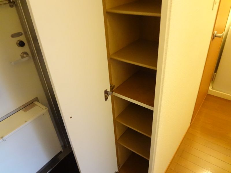 レオパレスシャイン 玄関