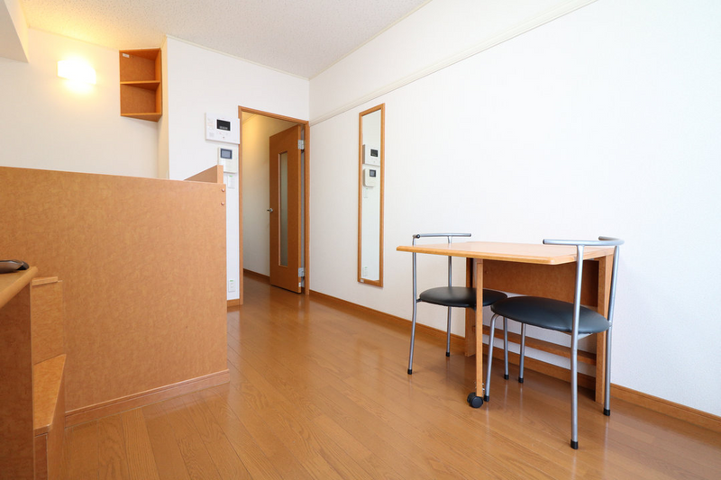 レオパレス西駅前 居間