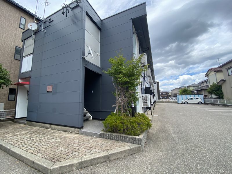 レオパレスイーストＫ 駐車場