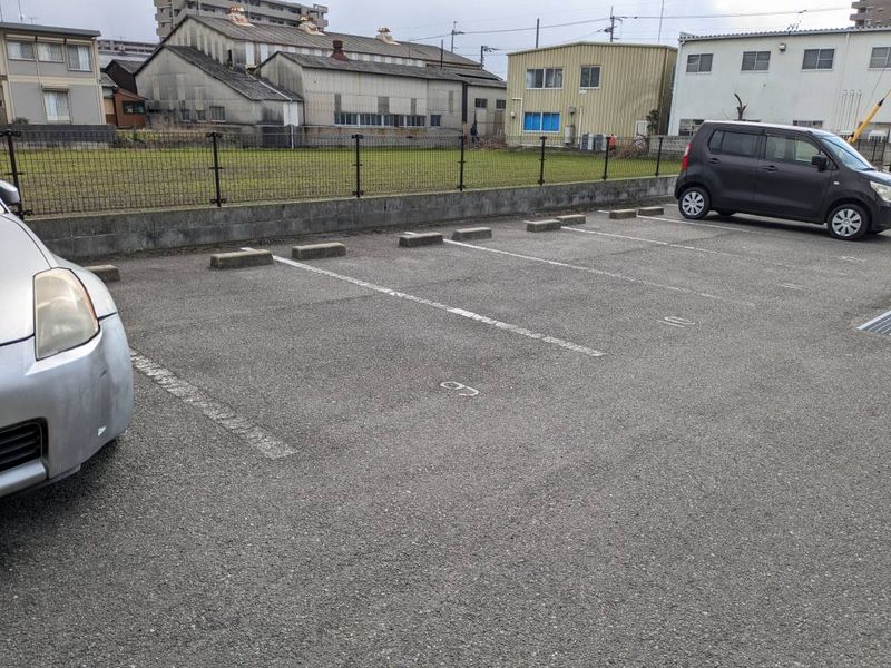 レオパレスＳ　ＣＯＵＲＴ 駐車場