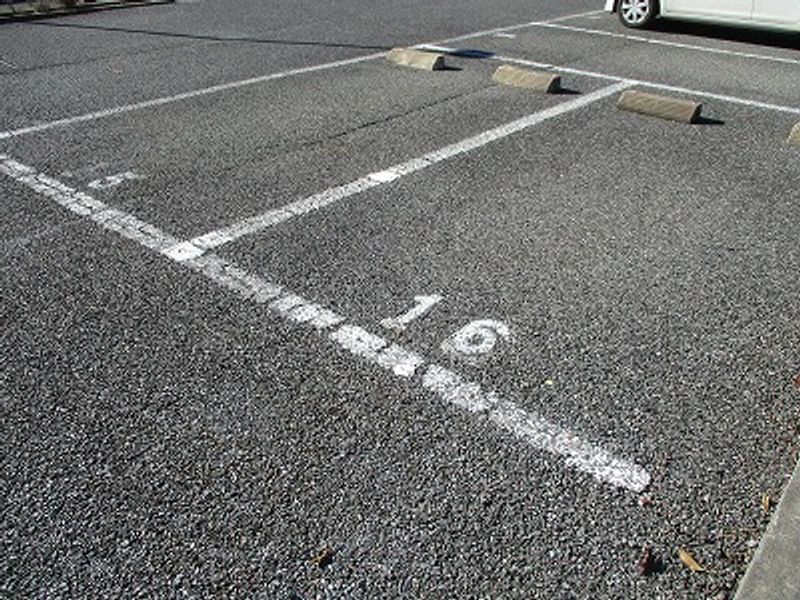 レオパレスカネエーズ松ヶ丘Ａ棟 駐車場