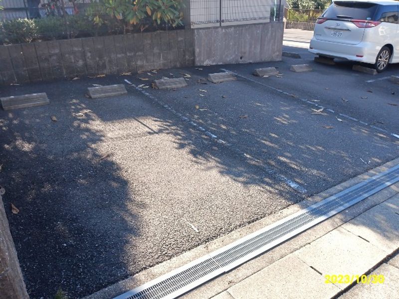 レオパレスドナヴィータ 駐車場