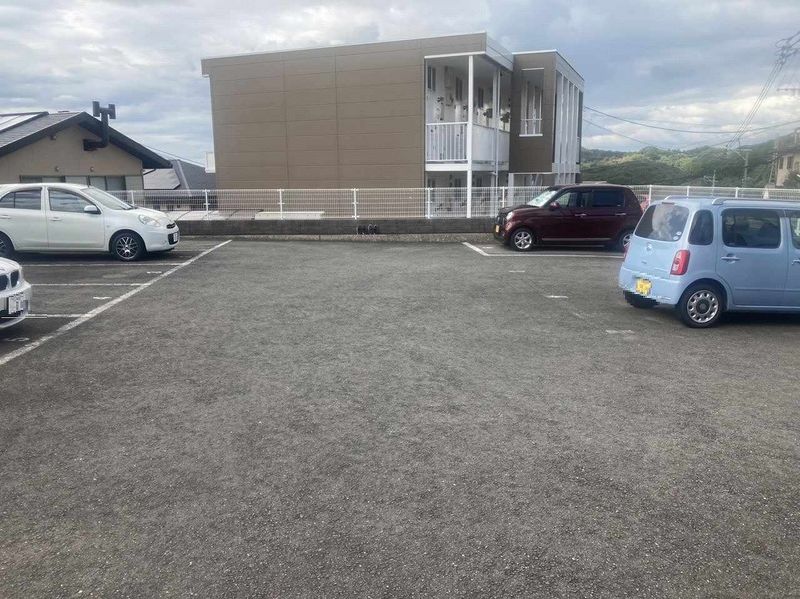 レオパレス道ノ尾 駐車場