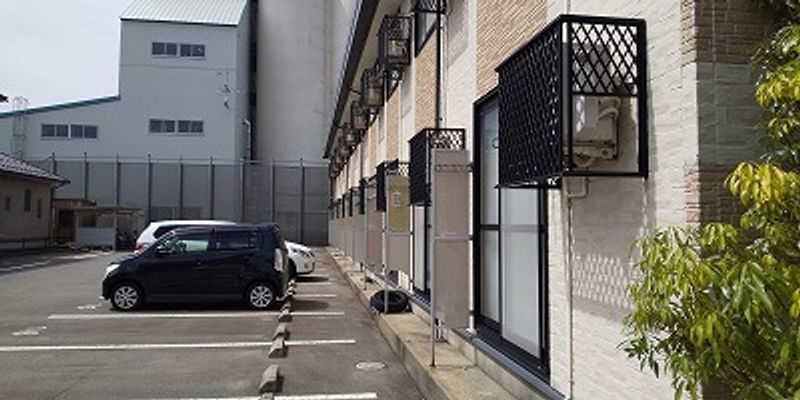 レオパレス小松 駐車場