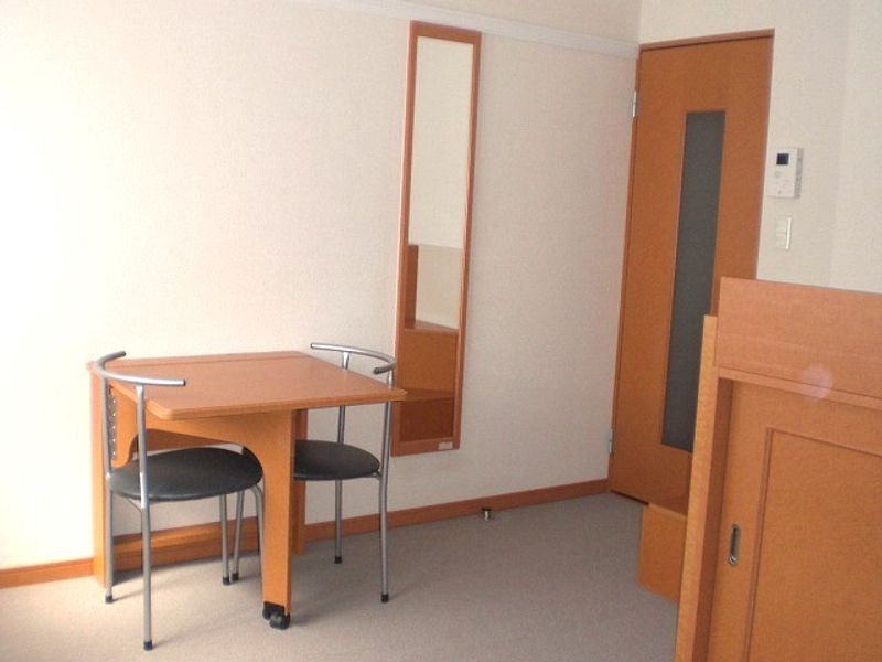 レオパレスフォ−レストⅡ 居間