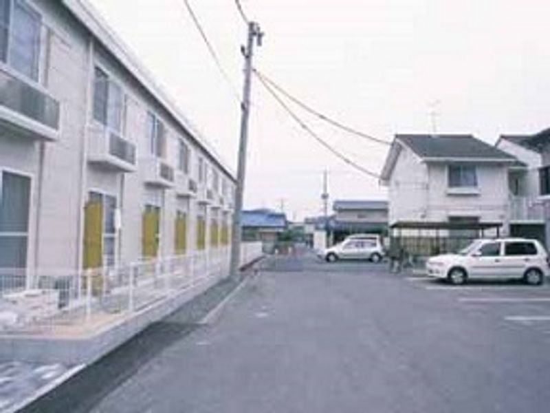 レオパレスホワイトグレー 駐車場