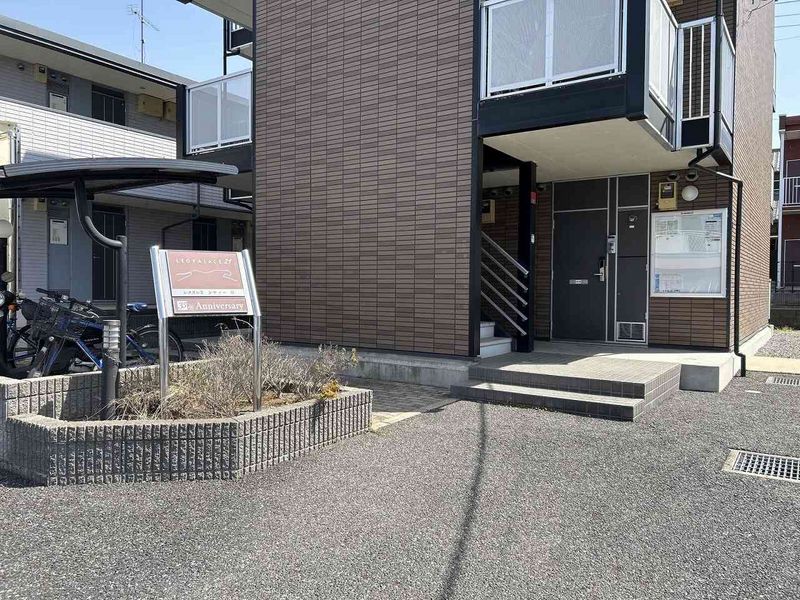 レオパレスシティーＤ エントランス