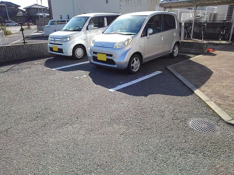 レオパレスエクレール鬼無 駐車場