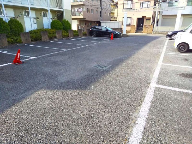レオパレスグランドゥールＢ 駐車場