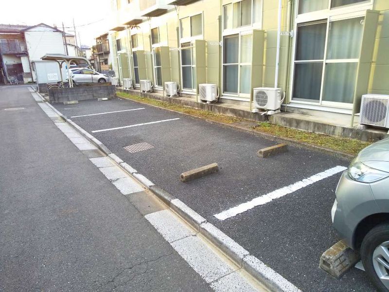 レオパレスカトレア 駐車場
