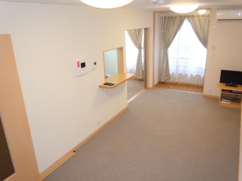 レオパレスロハス富の原 居間