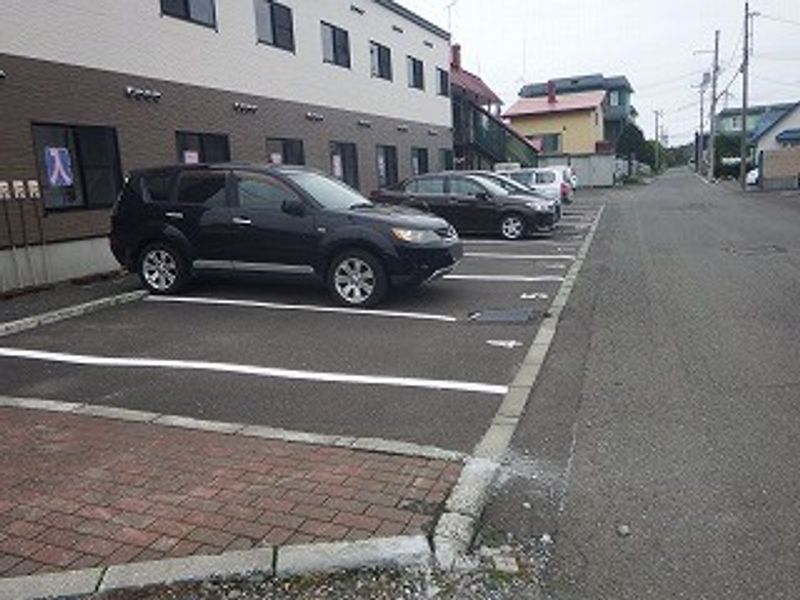 レオパレスグラシューズ 駐車場
