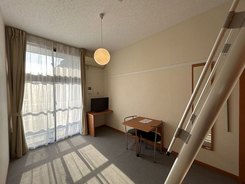 レオパレスグランプラス 居間