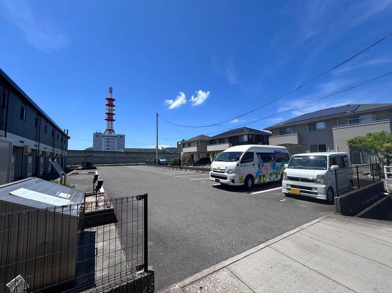 レオパレスサルウェイ三条 駐車場