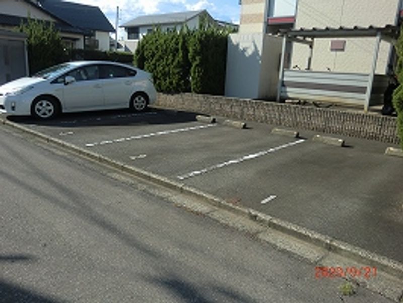 レオパレス春日 駐車場