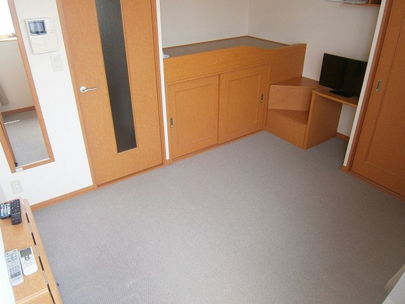 レオパレス東戸塚クリエ 居間