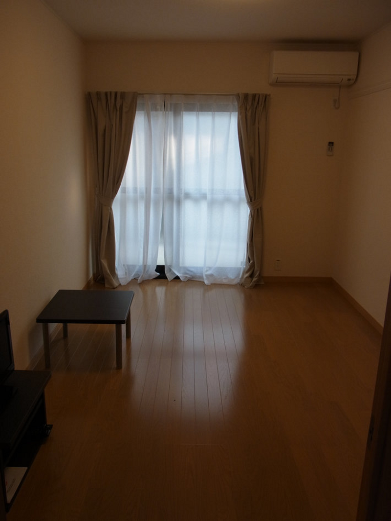 レオパレスカメリヤ 居間