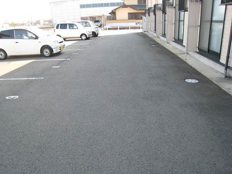 レオパレスおおとり 駐車場