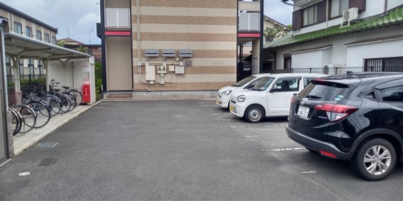 レオパレスイクセン４ 駐車場