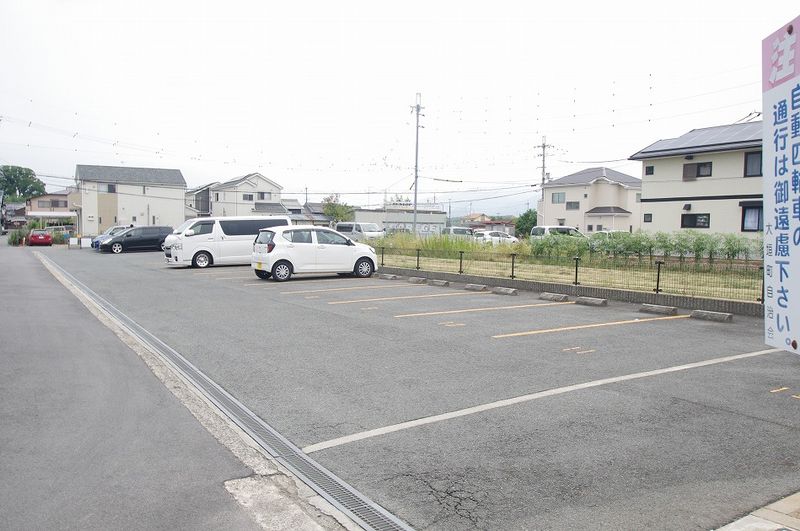 レオパレスノースウエスト橿原 駐車場