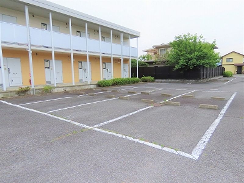 レオパレスフローリッシュ 駐車場