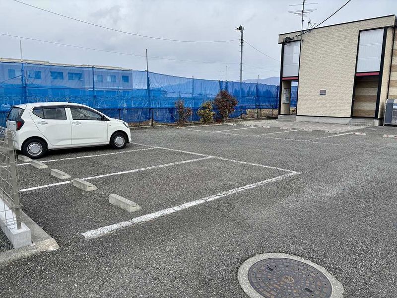 レオパレスグルヌーユ 駐車場