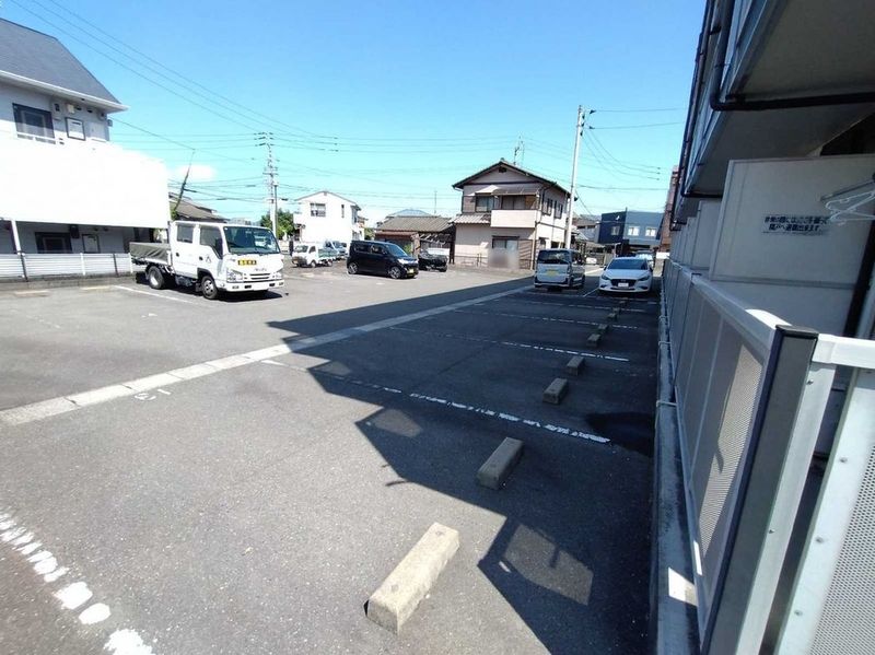 レオパレスフォンテーヌ高松 駐車場