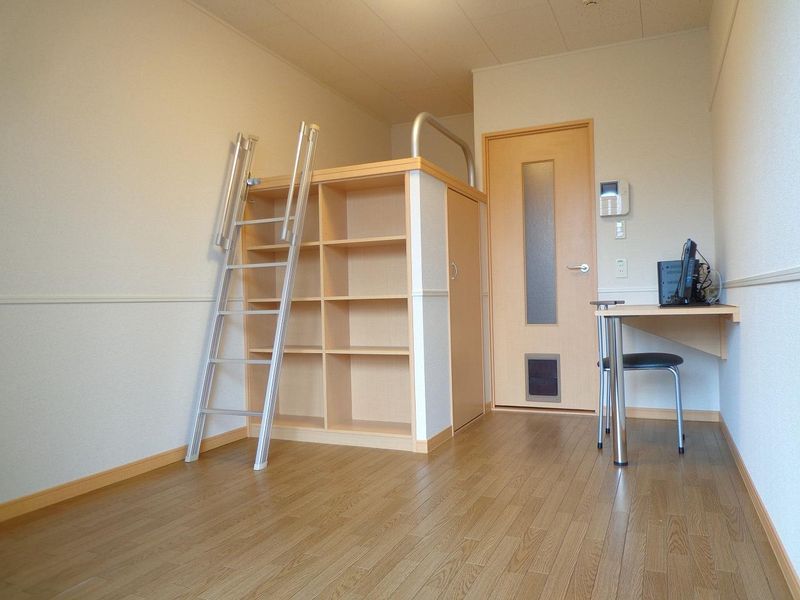レオパレスホカリズ登戸 居間