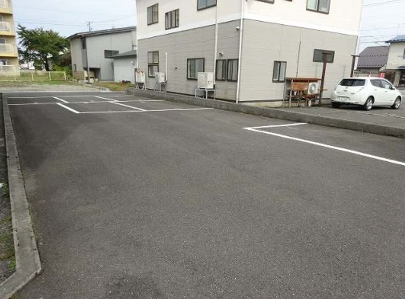 レオパレスパインロード 駐車場