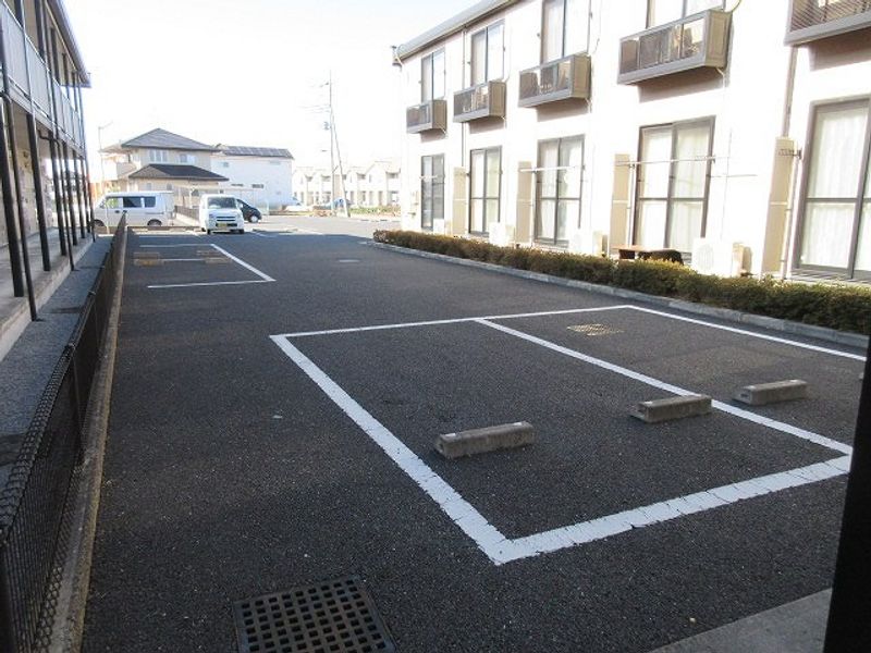 レオパレスセレッソセカンド 駐車場