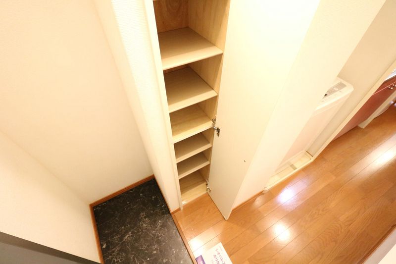 レオパレスダボス 玄関