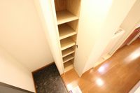レオパレスダボス 玄関