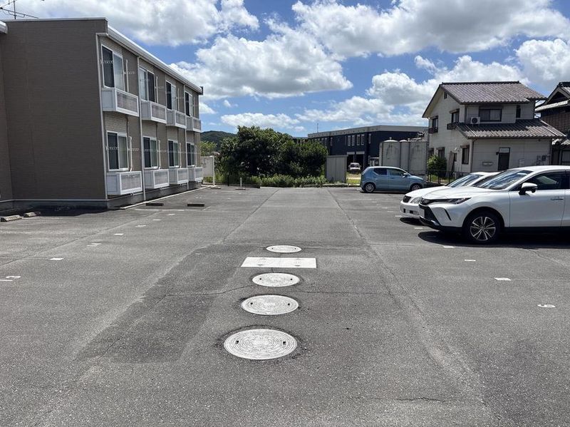 レオパレスアステカ 駐車場