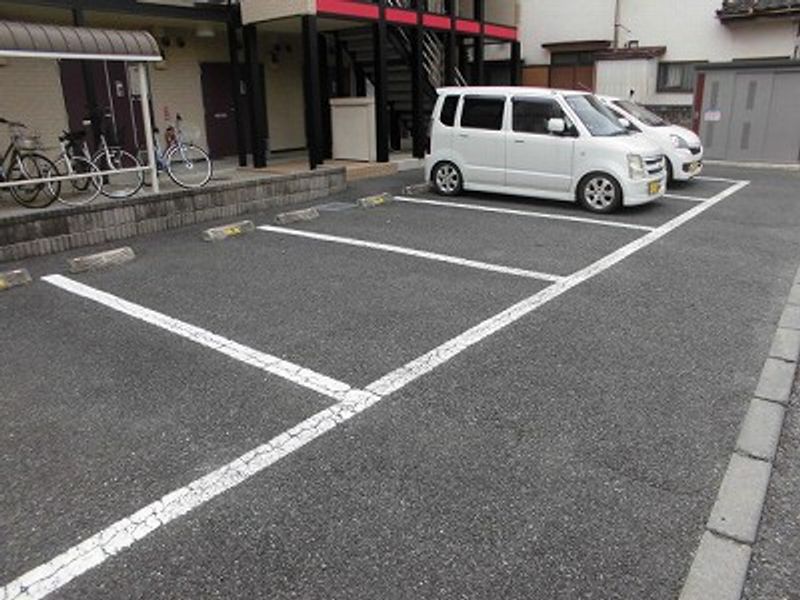 レオパレスパインツリー 駐車場
