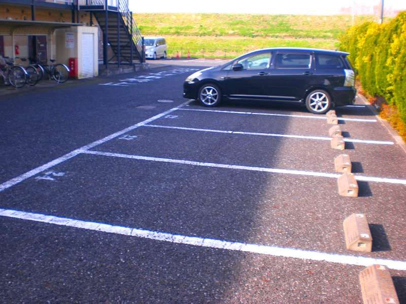 レオパレスレクサス 駐車場