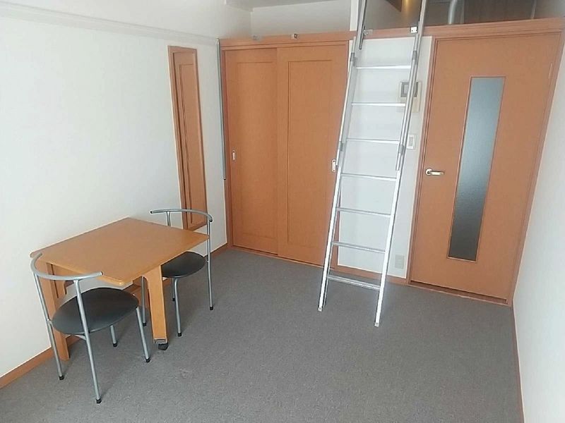 レオパレスグランパルク小柳 居間