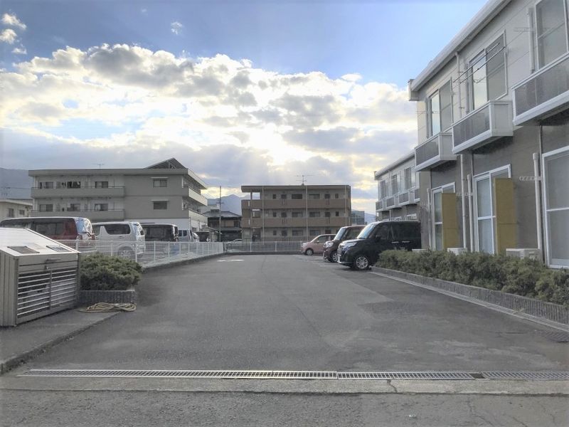 レオパレスカマン　オレイエ 駐車場