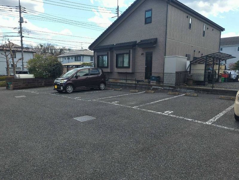 レオパレスメイプルヒルズ 駐車場