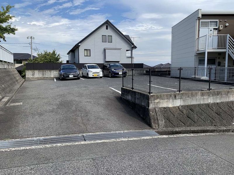 レオパレス久松台 駐車場