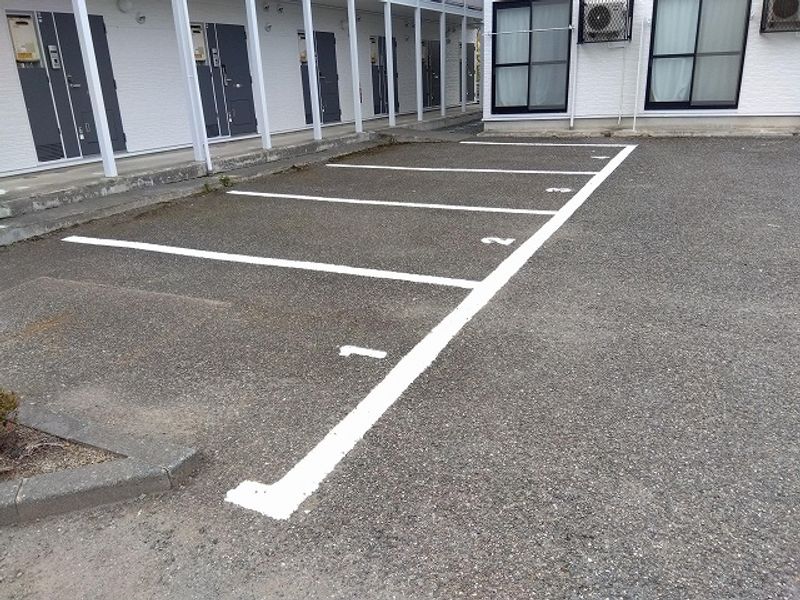 レオパレス西部 駐車場